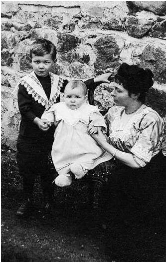 Cécile Sauvage et ses deux enfants, Olivier et Alain Messiaen, en 1913